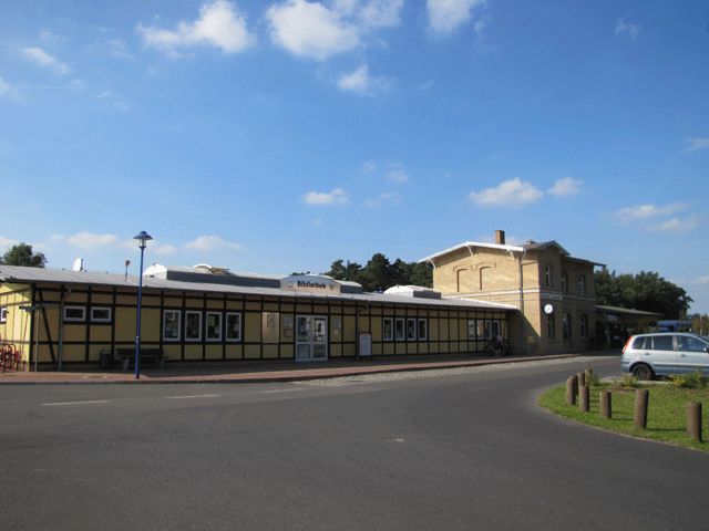 Bahnhof und Bibliothek