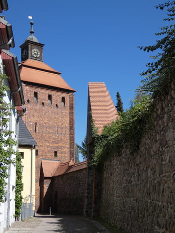 Stadtmauer mit Steintor und Hungerturm