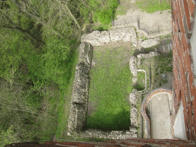 Blick vom Kaiser-Friedrich-Turm auf Burgreste