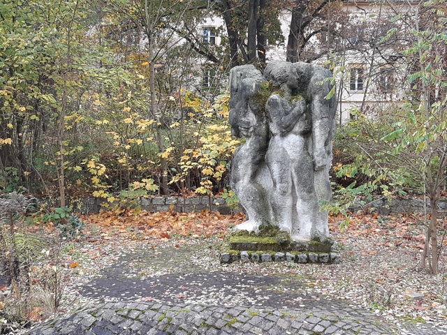 Sandsteinskulptur "Völkerfreundschaft"