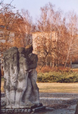 Bogensee, Sandsteinskulptur "Völkerfreundschaft"