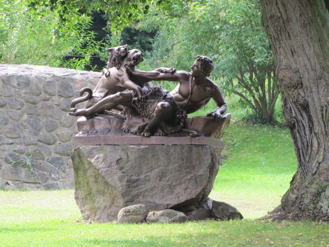 Skulptur vor der Märchenvilla