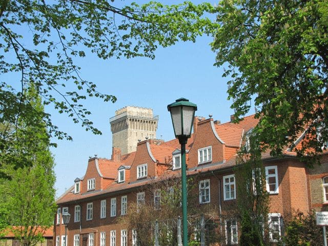 Blick vom Gustav-Hirsch-Platz in der Messingwerksiedlung zum Wasserturm