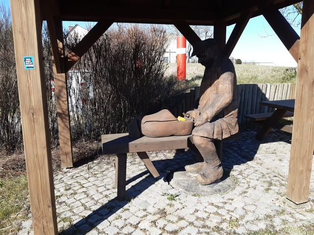 Holzschuhmacher am Ortseingang