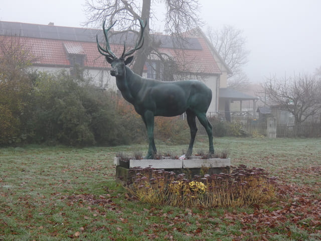 Hirschdenkmal am Anger - Wahrzeichen des Ortes