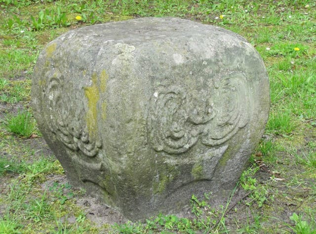 Steinsockel einer nicht mehr vorhandenen Statue vor dem Schloss