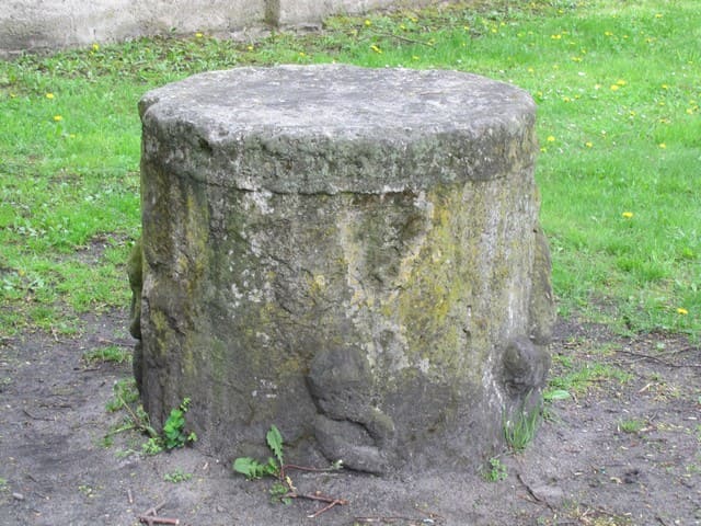 Steinsockel einer nicht mehr vorhandenen Statue vor dem Schloss