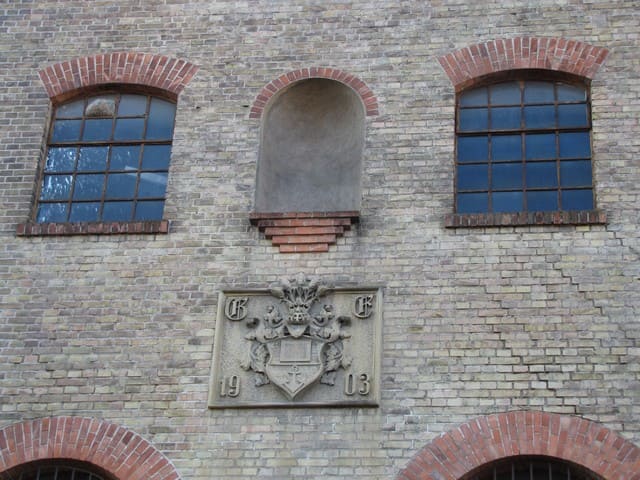 Papierfabrik Spechthausen, Straßenfront mit Wappen