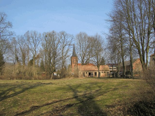Blick vom Park zur Kirche