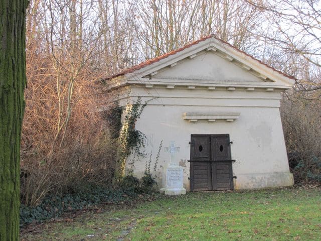 Mausoleum der Familie Petitjean auf dem Kirchhof