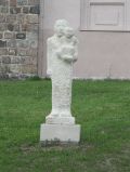 Sandsteinfigur "Frau mit Kind" vor der evangelischen Kirche - Emerita Pansowova (Prenden)