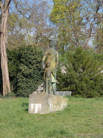 Bronze-Skulptur "Frieden" - Mutter mit Kind am Weinberg