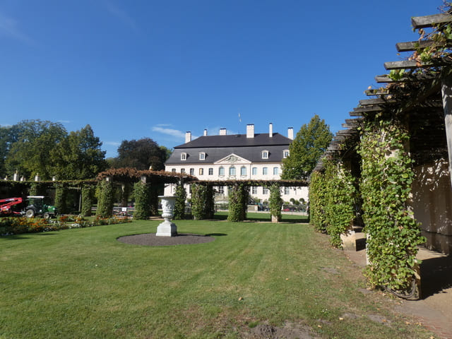Schloss mit Pergolagarten