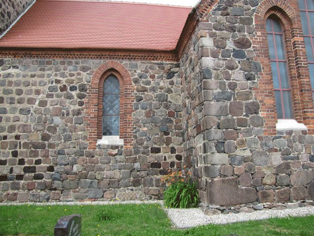 Kirche mit Schachbrettstein
