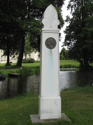 Stele mit Medaillon vonJohann Christian Friedrich Hölderlin im Schlosspark Stechau