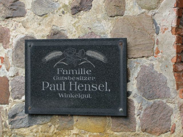 Gedenktafel an den Amtsvorsteher des Winkelgutes Paul Hensel an der Kirche