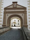 Schlosseingang mit Blick in Schlosshof