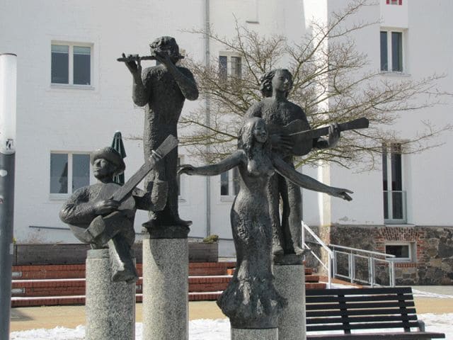 Figuren vor der Konzerthalle an der Oderpromenade