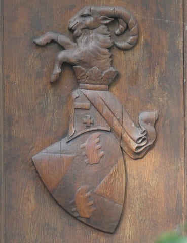 Wappen der Familie von Bredow am Forstgutshaus