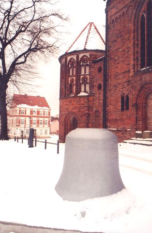 St. Marien-Andreas-Kirche mit Glocke