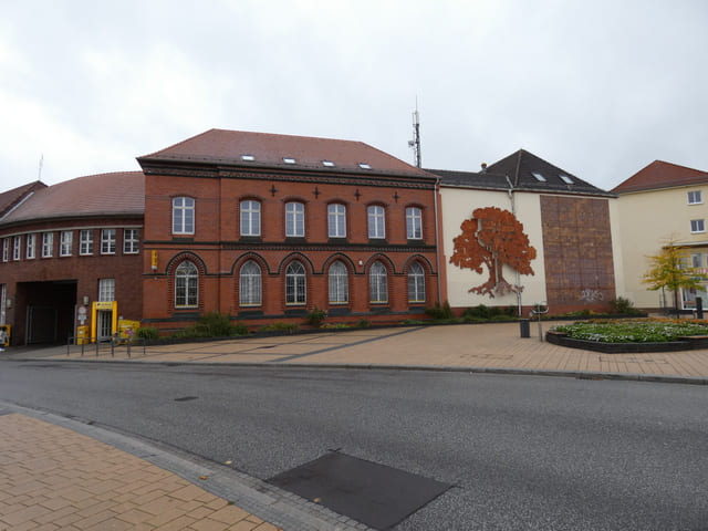August-Bebel-Platz mit dem Rest des alten Postgebäudes