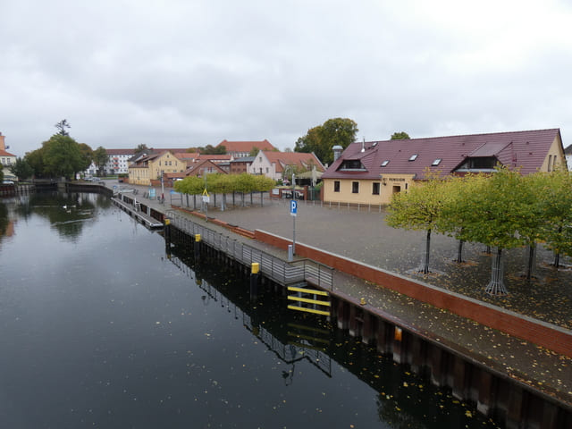 Blick von der Kirchbergbrücke auf den Stadtkanal