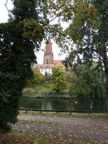 Blick über den Stadtkanal zur St. Marien-Andreas-Kirche