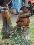 Holzfiguren am Stadtkanal