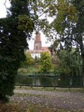 Blick über den Stadtkanal zur St. Marien-Andreas-Kirche