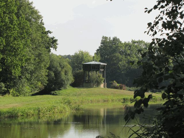 Schlosspark mit Pavillon