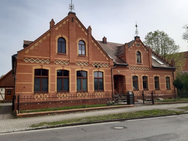 Gebäude der ehemaligen „Roten Schule“ in Groß Besten