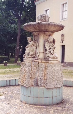 Brunnen vor dem Schloss