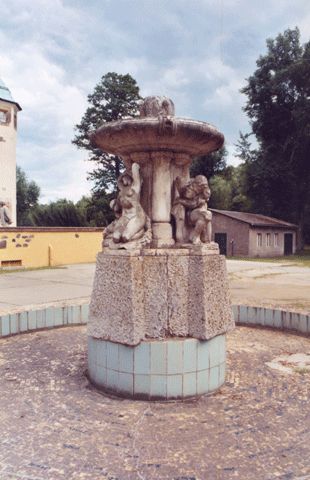 Brunnen vor dem Schloss