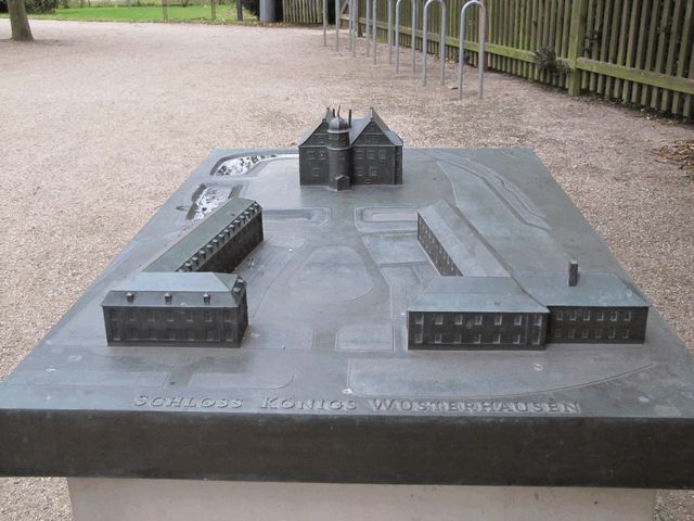 Modell vor dem Schloss