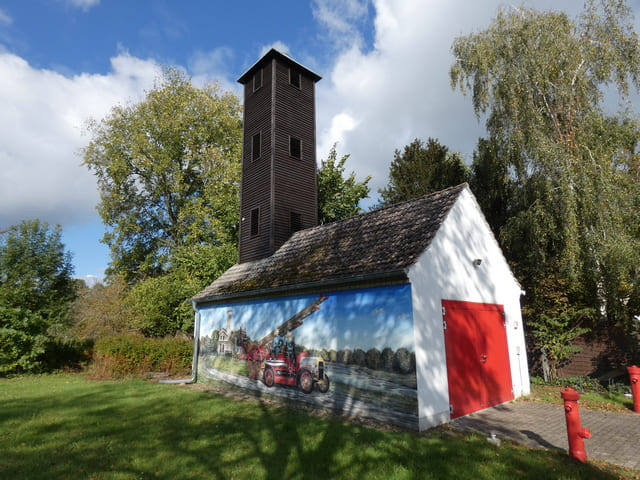 Spritzenhaus der Freiwilligen Feuerwehr mit Abbildung Schloss Krossen