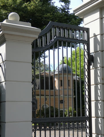 Hertzog-Villa, Eingang und Nebengebäude