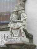 Skulptur "Frieden" am Turmportal Schloss Lübben