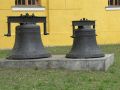 Gusseiserne Glocken von 1927 vor der Kirche