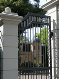 Hertzog-Villa, Eingang und Nebengebäude