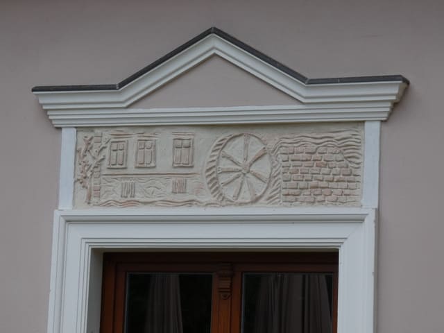 Gut Klostermühle, Fensterverzierung
