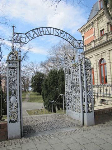 Eingang zum Rathaus-Park