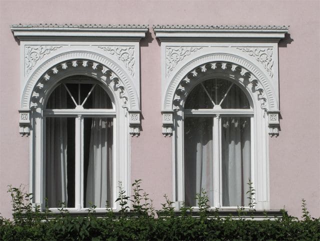 Fensterverzierung in der Karl-Marx-Straße