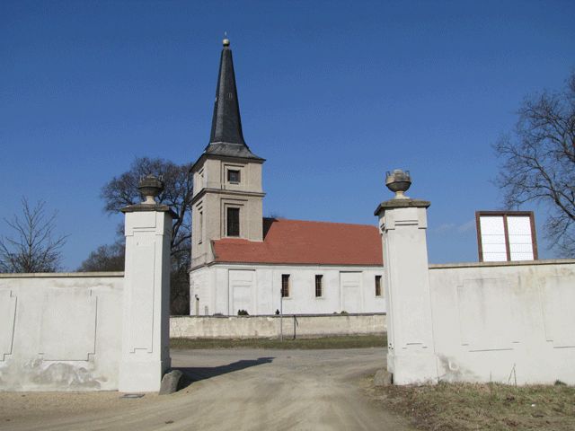 Blick vom Schlosshof zur Kirche