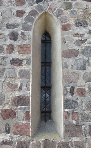 Kirchenfenster und Schachbrettsteine
