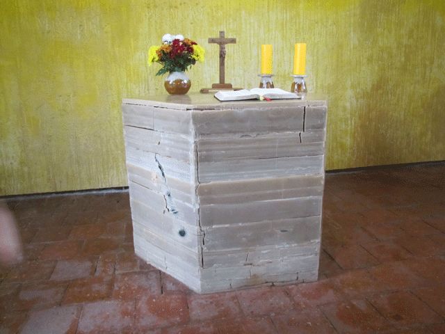 Kirche, Altar und Altarwand aus Bienenwachs