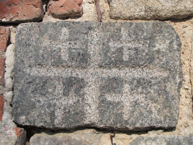 Feldstein mit 5 Kreuzen - Jerusalemkreuz