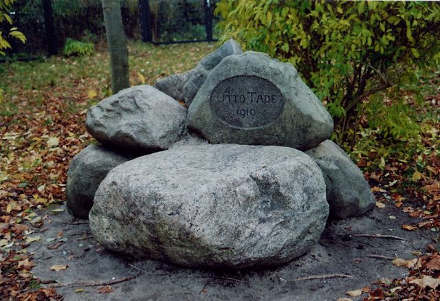 Denkmal Otto Tade an der Flakensee-Promenade