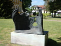 Skulptur vor der Villa Lassen