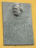 Gedenktafel am Gerhart-Hauptmann-Theater