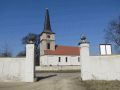 Blick vom Schlosshof zur Kirche
